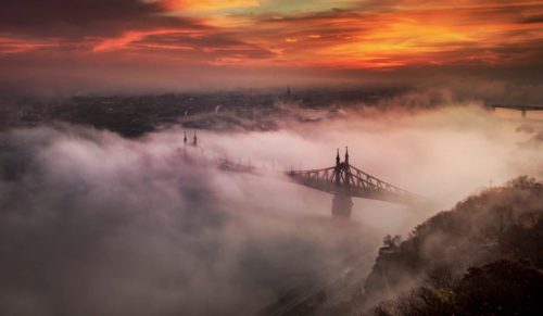 Węgierski artysta poświęcił 4 lata na stworzenie doskonałych zdjęć zamglonego Budapesztu.