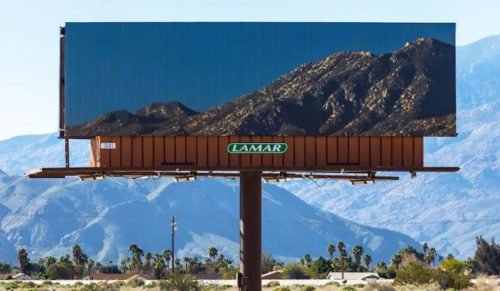 Amerykańska artystka zastępuje reklamowe billboardy fotografiami naruszonych przez nie widoków.