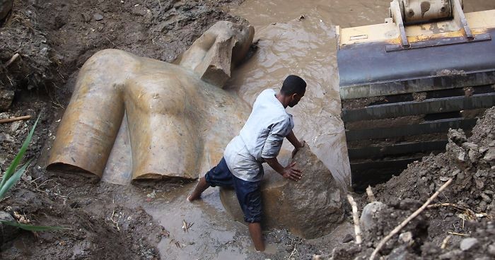 Kairskie slumsy stały się świadkiem odkrycia 3000-letniego posągu faraona Ramzesa II.