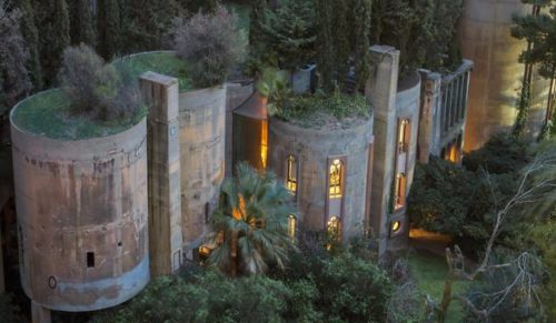 Kataloński architekt przemienił starą fabrykę cementu w pełni funkcjonalny dom swoich marzeń.