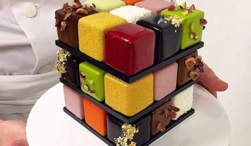 Smakowite ciasta w formie kostki Rubika – zbyt piękne, by naruszyć ich doskonałą strukturę!