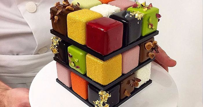 Smakowite ciasta w formie kostki Rubika – zbyt piękne, by naruszyć ich doskonałą strukturę!