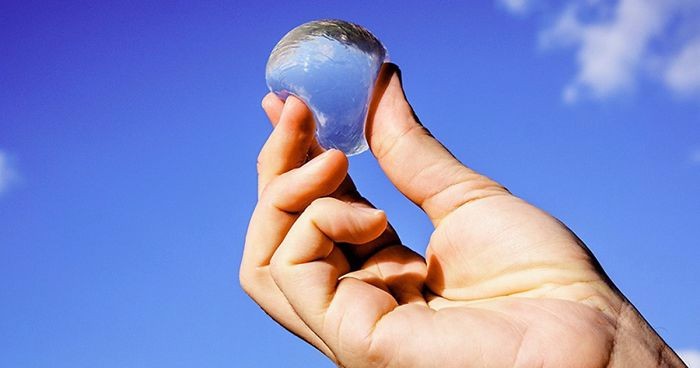 Jadalne bąbelki wypełnione wodą – wynalazek, który już wkrótce może zastąpić plastikowe butelki.