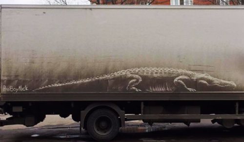 Moskiewski ilustrator tworzy niezwykłe rysunki na pokrytych pyłem samochodach.