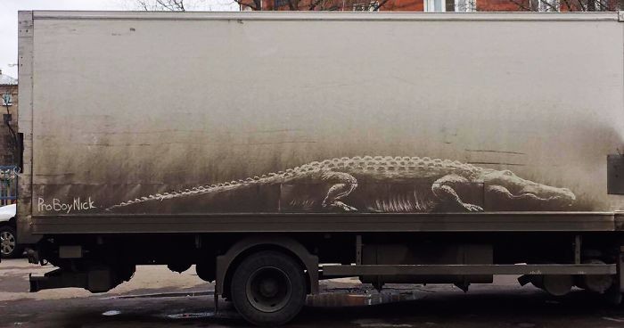 Moskiewski ilustrator tworzy niezwykłe rysunki na pokrytych pyłem samochodach.