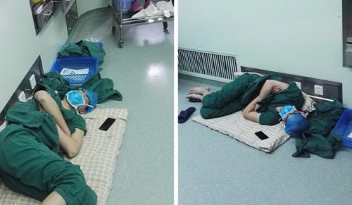 Chirurg zasnął na podłodze po 28-godzinnej zmianie. Jego zdjęcia obiegają w tej chwili cały świat!
