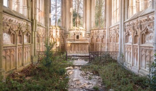 Holenderski artysta podróżuje po Europie, fotografując piękno opuszczonych kościołów.
