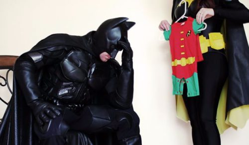 Para przebrana za Batmana i Batgirl ogłosiła, że spodziewa się „pomagiera”. Ich zdjęcia to prawdziwy hit!