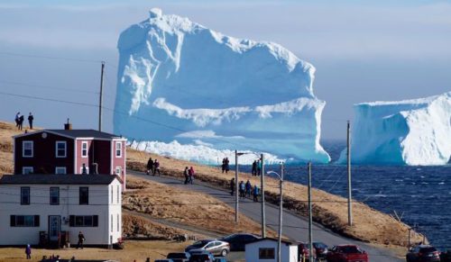 Imponująca góra lodowa zagościła na wschodnim wybrzeżu Kanady. Ma ponad 46 metrów wysokości!