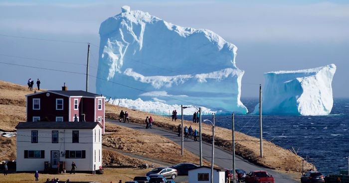 Imponująca góra lodowa zagościła na wschodnim wybrzeżu Kanady. Ma ponad 46 metrów wysokości!