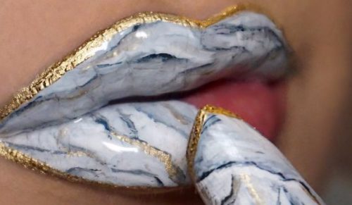 Marmurowe usta – makijażowy trend, który podbija serca użytkowniczek Instagrama!