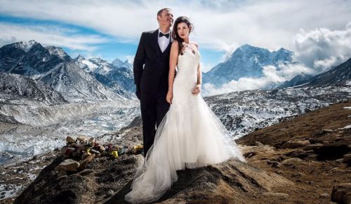 Pobrali się na szczycie Mount Everestu, zachwycając świat ślubną sesją zdjęciową w zjawiskowej scenerii.