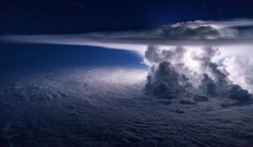 Pilot z Ekwadoru fotografuje niebo ze swojego kokpitu. Te widoki zapierają dech w piersiach!