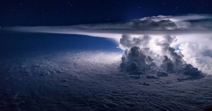 Pilot z Ekwadoru fotografuje niebo ze swojego kokpitu. Te widoki zapierają dech w piersiach!
