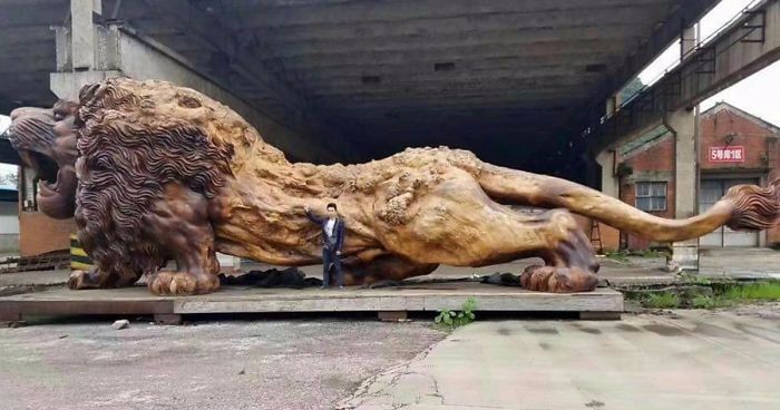 Tak prezentuje się Oriental Lion – gigantyczny drewniany posąg wyrzeźbiony z pojedynczego pnia sekwoi.