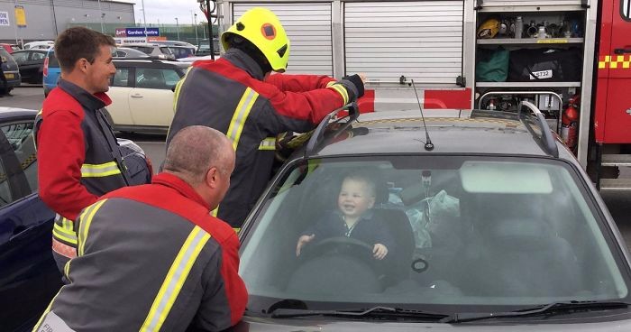 Ten radosny chłopiec nie przestawał się uśmiechać, gdy zatrzasnął się w samochodzie swoich rodziców.