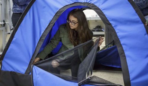 Nastolatki z Los Angeles skonstruowały namiot zasilany energią słoneczną, który zdobył nagrodę MIT!