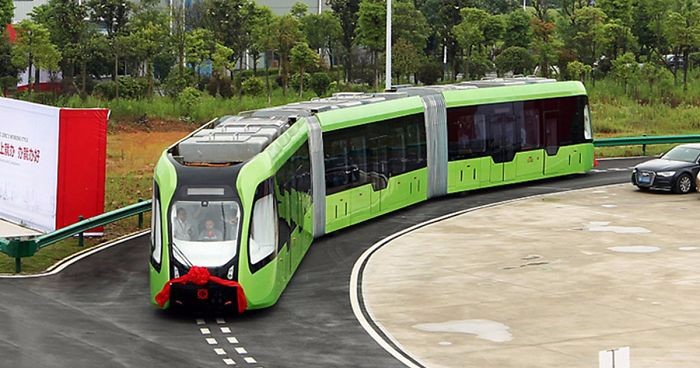 Chińczycy zaprezentowali światu tramwaj na gumowych kołach, który nie wymaga torowiska.