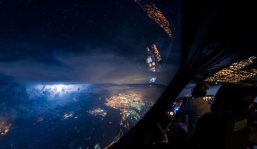 Pilot Boeinga 747 fotografuje świat z perspektywy kokpitu. Te widoki zapierają dech w piersiach!