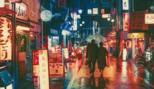 Nocne oblicze Tokio na zdjęciach, które przywodzą na myśl fantazyjne kadry z filmów Miyazakiego.