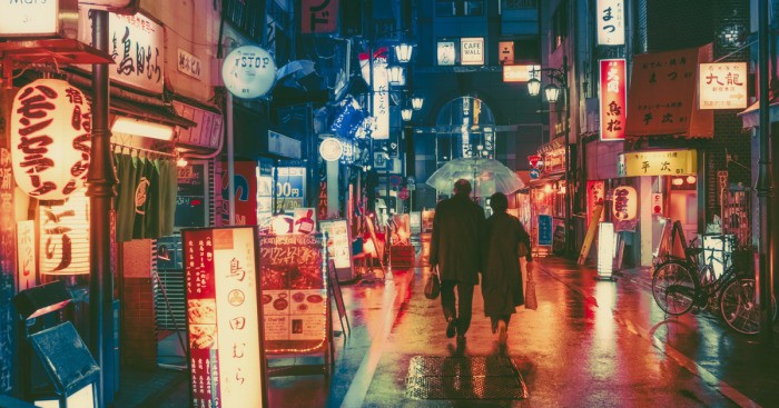Nocne oblicze Tokio na zdjęciach, które przywodzą na myśl fantazyjne kadry z filmów Miyazakiego.