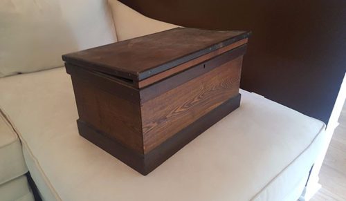 Odkryła w szafie dziadka tajemnicze drewniane pudełko – postanowiła ujawnić światu jego zawartość.