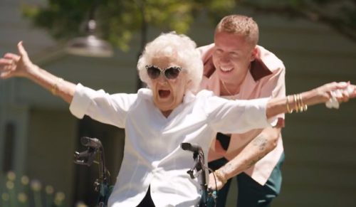 Macklemore zorganizował dla babci niespodziankę z okazji setnych urodzin – internauci ją pokochali!