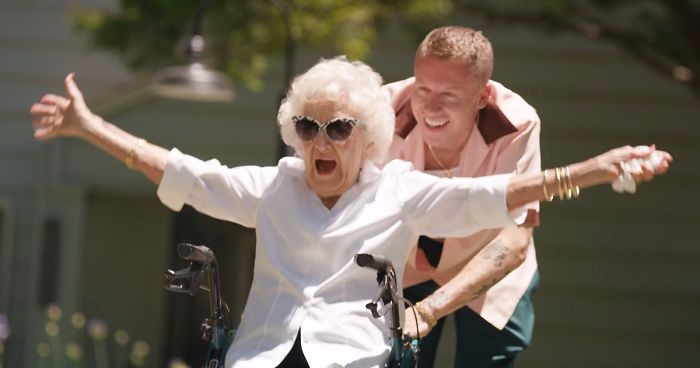 Macklemore zorganizował dla babci niespodziankę z okazji setnych urodzin – internauci ją pokochali!