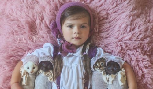 Amerykańska artystka sfotografowała swoją córeczkę w towarzystwie kocich czworaczków.