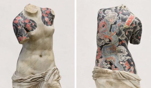 Włoski artysta ozdabia klasyczne rzeźby więziennymi tatuażami, nadając im niebezpieczny wygląd.