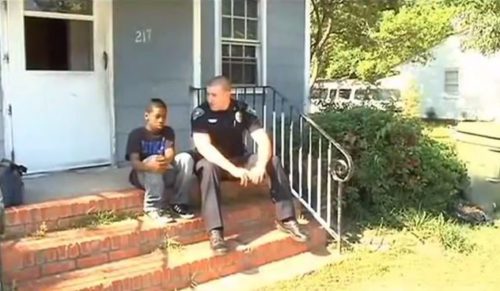 13-latek zadzwonił na policję, planując ucieczkę z domu. Pewien funkcjonariusz postanowił go odwiedzić.