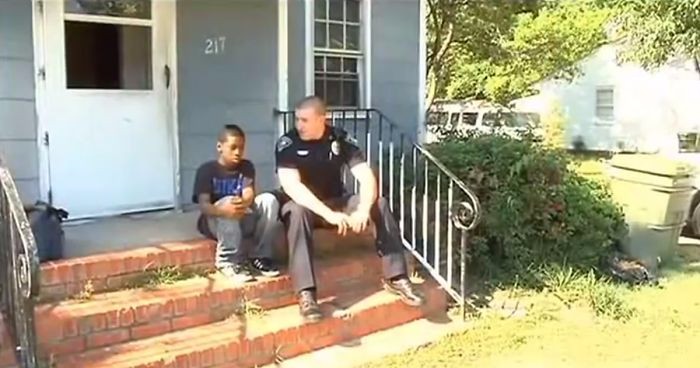13-latek zadzwonił na policję, planując ucieczkę z domu. Pewien funkcjonariusz postanowił go odwiedzić.