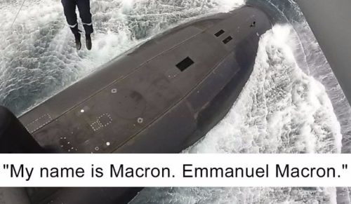 Prezydent Francji wcielił się w rolę komandosa, lądując na łodzi podwodnej z liny śmigłowca.