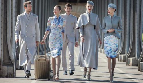 Chińskie linie lotnicze zachwyciły świat krojem najnowszych uniformów swoich stewardów i stewardes.