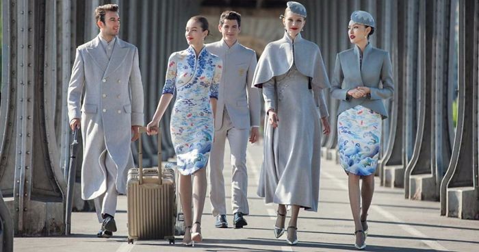 Chińskie linie lotnicze zachwyciły świat krojem najnowszych uniformów swoich stewardów i stewardes.