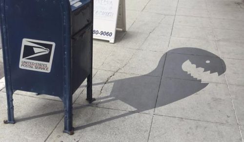 Artysta uliczny maluje na chodnikach fałszywe cienie, by zdezorientować przypadkowych przechodniów.