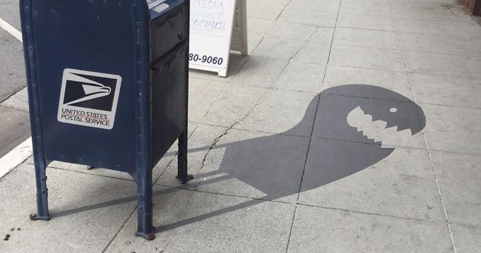 Artysta uliczny maluje na chodnikach fałszywe cienie, by zdezorientować przypadkowych przechodniów.