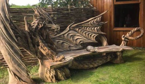 Drewniana smocza ława – ogrodowe dzieło sztuki wykonane przy pomocy piły łańcuchowej.