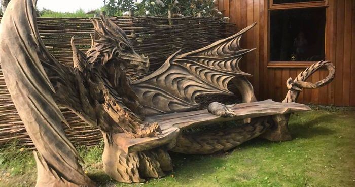 Drewniana smocza ława – ogrodowe dzieło sztuki wykonane przy pomocy piły łańcuchowej.