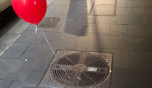 Mieszkańcy Sydney zaniepokojeni ilością czerwonych balonów na ulicach miasta. „To” powraca.