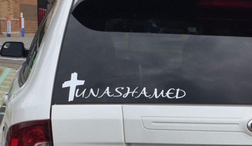 Niefortunny design tej religijnej naklejki na samochód nie mógł pozostać niezauważony.
