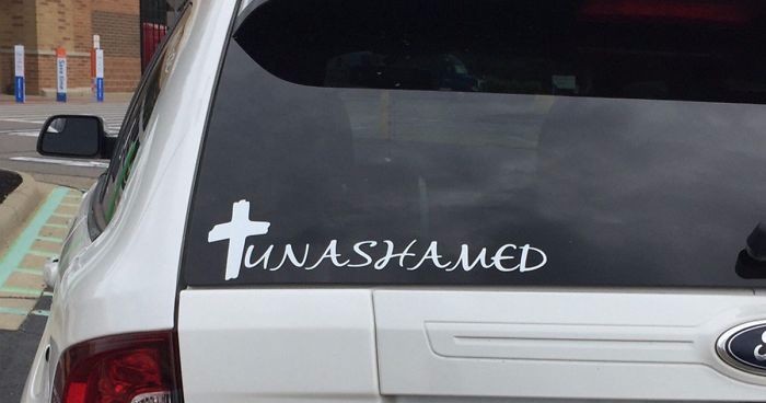 Niefortunny design tej religijnej naklejki na samochód nie mógł pozostać niezauważony.