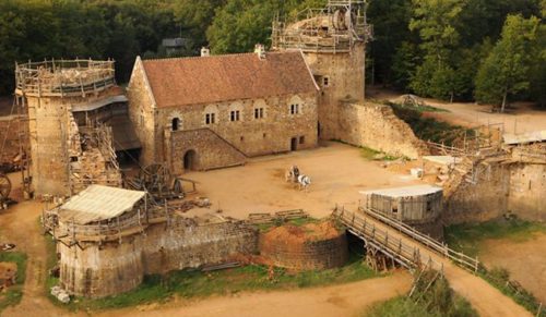 Grupa Francuzów poświęciła 20 lat na wybudowanie zamku przy użyciu średniowiecznych technik.
