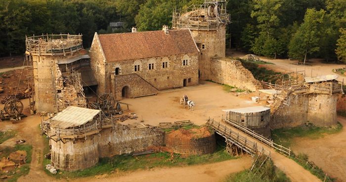 Grupa Francuzów poświęciła 20 lat na wybudowanie zamku przy użyciu średniowiecznych technik.