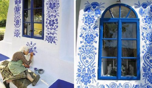 90-letnia Czeszka ożywia swoją wioskę, dekorując okoliczną architekturę odręcznymi malowidłami.