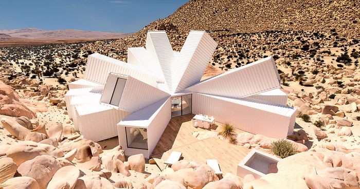 Brytyjski architekt zaprojektował na pustyni dom stworzony na bazie kontenerów transportowych.