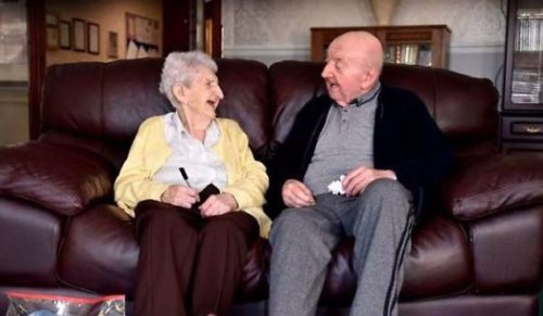 98-letnia kobieta wprowadziła się do domu opieki, by zatroszczyć się o swojego 80-letniego syna.