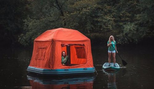 Pływający namiot – spełnienie marzeń (lub koszmarów) każdego obozowicza.