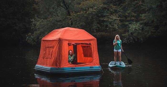 Pływający namiot – spełnienie marzeń (lub koszmarów) każdego obozowicza.