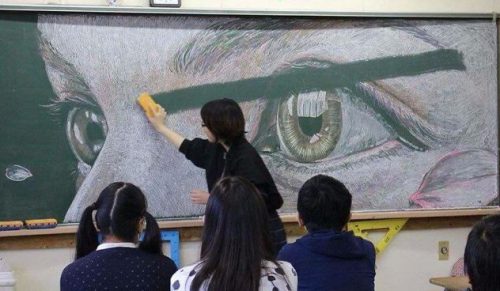 Licealiści z Hongkongu tworzą prawdziwe dzieła sztuki przy pomocy kolorowej kredy.